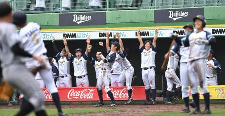 　８回、代打・黒川の２点適時二塁打に喜ぶ日本新薬ナイン（撮影・佐々木彰尚）