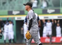 　８回、代打・黒川に２点適時二塁打を浴びた三菱自動車倉敷オーシャンズ・広畑（撮影・佐々木彰尚）