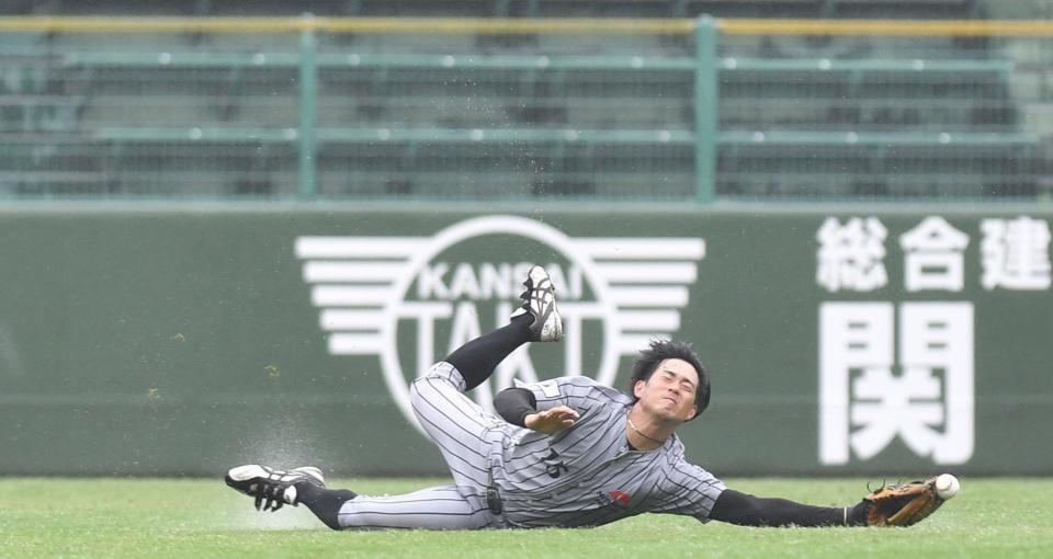 　８回、代打・黒川の飛球を三菱自動車倉敷オーシャンズ・橋本は捕れず。２点適時二塁打とする（撮影・佐々木彰尚）