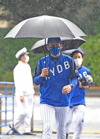　雨の中、練習を終え引き揚げる三浦監督