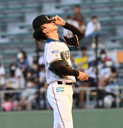 【日本ハム-ソフトバンク⑬】４回２死三塁、柳田に四球を与えた日本ハム・上沢（撮影・柿森英典）