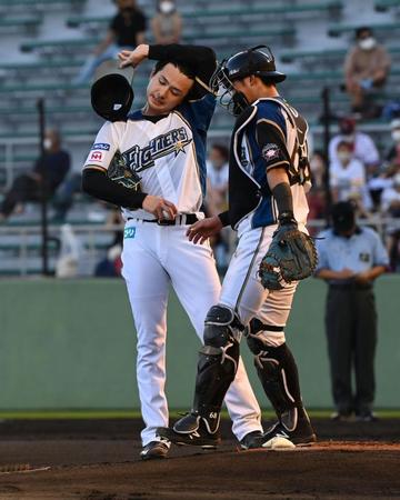 　２回、中村晃に四球を与えた上沢（左）