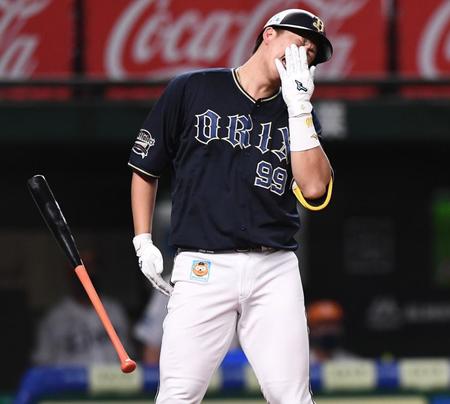 　３回、ワンバウンドした球？が顔面に当たり痛がる杉本（撮影・園田高夫）