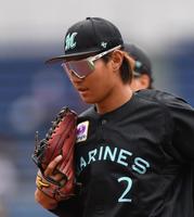 　試合前の練習にビッグフレームのサングラスで登場した藤原（撮影・開出牧）