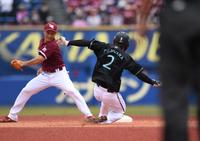 　１回、二塁盗塁に成功する藤原（右）。遊撃手・小深田（撮影・開出牧）