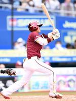 　５回、勝ち越しの右前適時打を放つ銀次（撮影・開出牧）