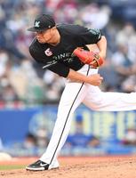 　７回から登板し２回無失点に抑えたフローレス（撮影・開出牧）