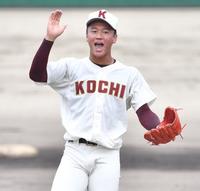 　１回、大阪桐蔭・池田を三振に仕留めグラブをたたいて喜ぶ高知・森木（撮影・吉澤敬太）