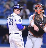 　８回、空振り三振に倒れ厳しい表情のオースティン（撮影・金田祐二）