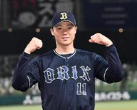 　４勝目を挙げガッツポーズをする山崎福（撮影・園田高夫）