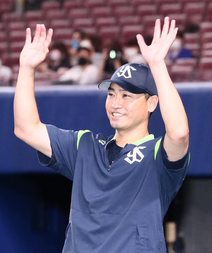 　ヒーローインタビューを終え、観客に手を振る青木