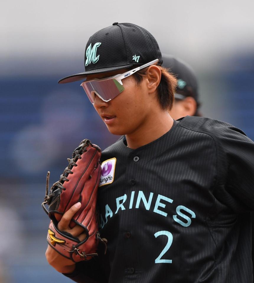 　試合前の練習にビッグフレームのサングラスで登場した藤原（撮影・開出牧）