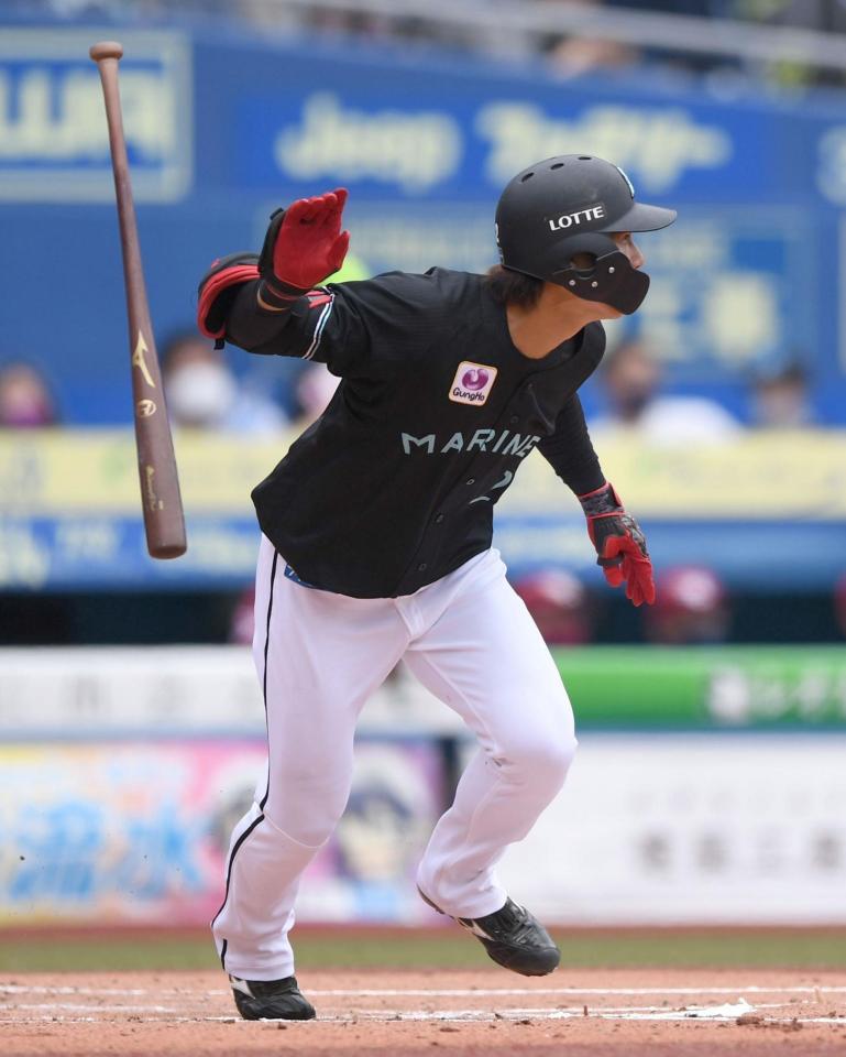 　１回、左前打を放つ藤原（撮影・開出牧）