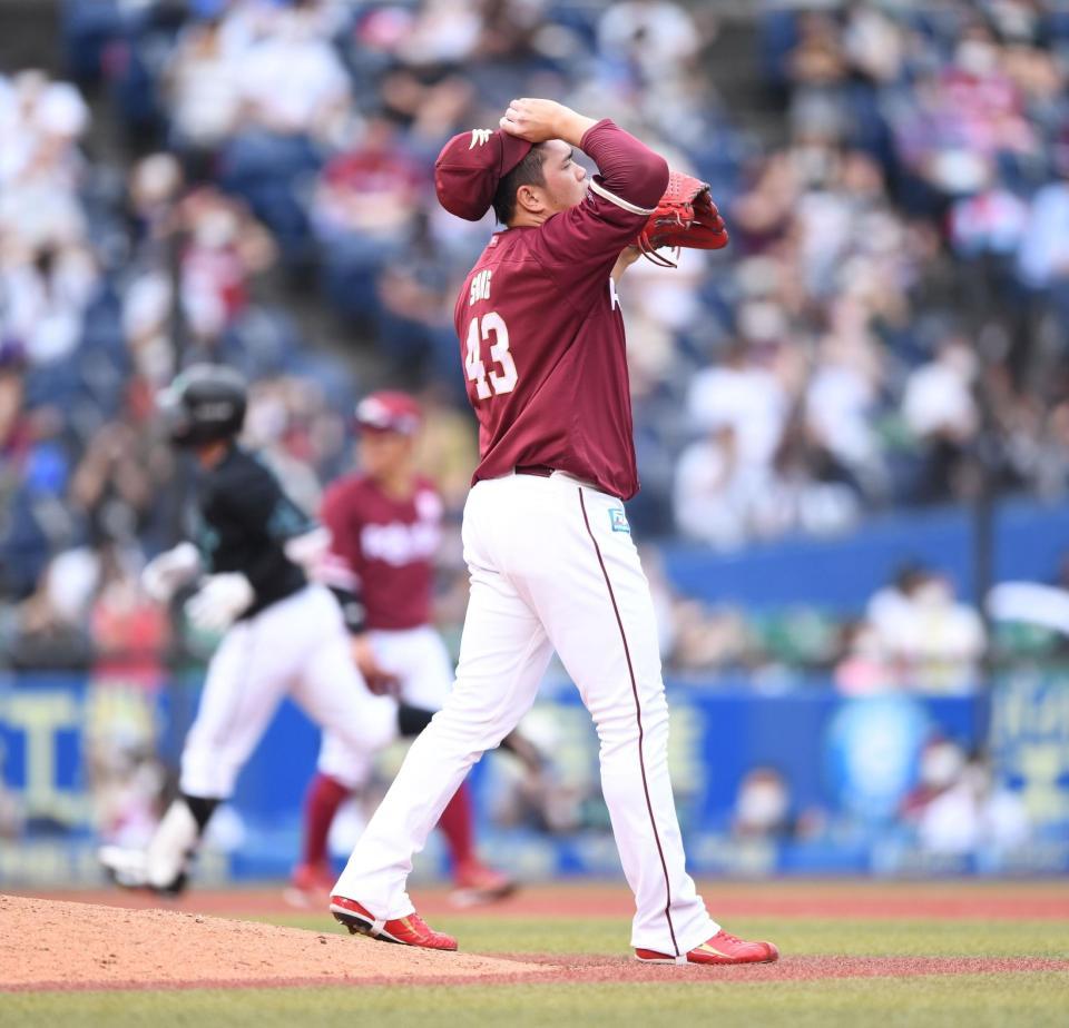 　８回、中村奨（後方）に逆転の左越え２ランを打たれた宋（撮影・開出牧）