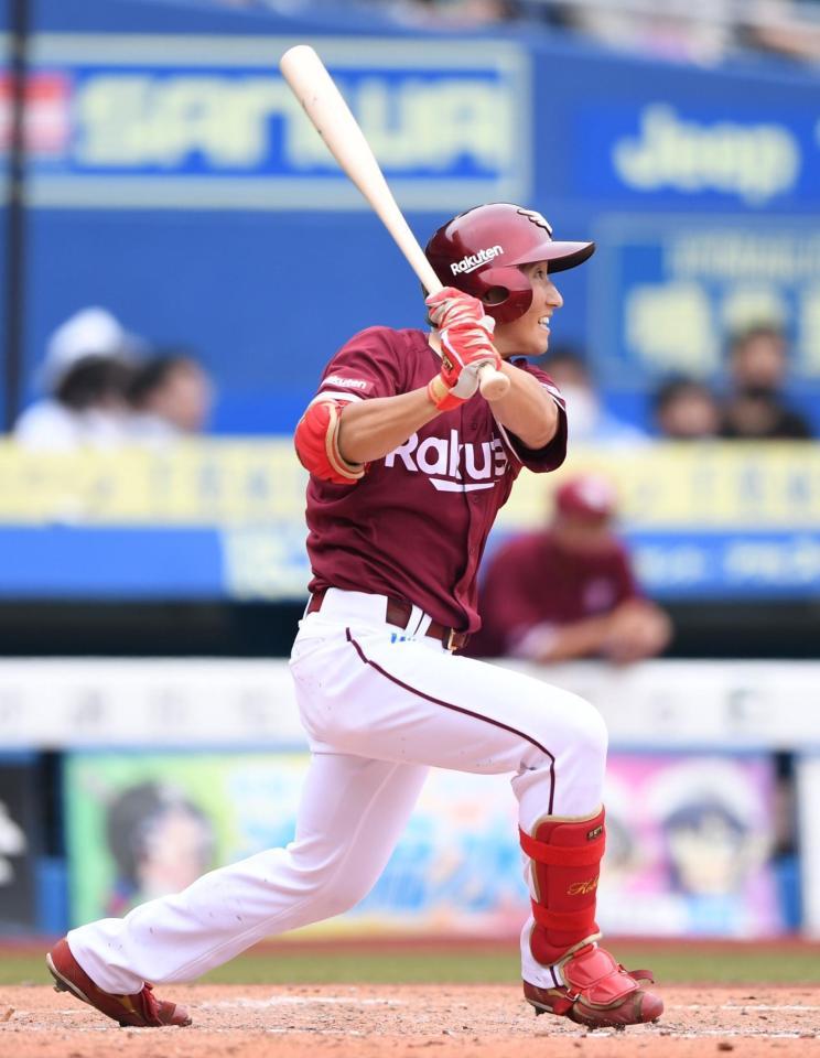 　４回、同点の左越え適時二塁打を放つ小深田（撮影・開出牧）