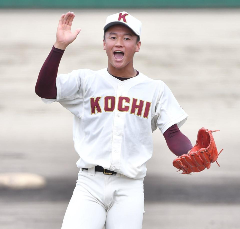 　１回、大阪桐蔭・池田を三振に仕留めグラブをたたいて喜ぶ高知・森木（撮影・吉澤敬太）