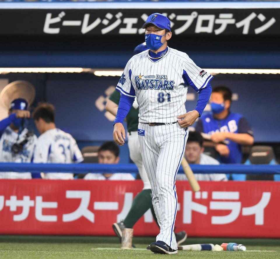 　厳しい表情で選手交代を告げる三浦監督（撮影・金田祐二）