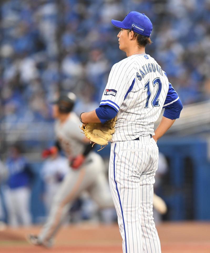 　３回、岡本和にソロを浴びがっくりの阪口（撮影・金田祐二）