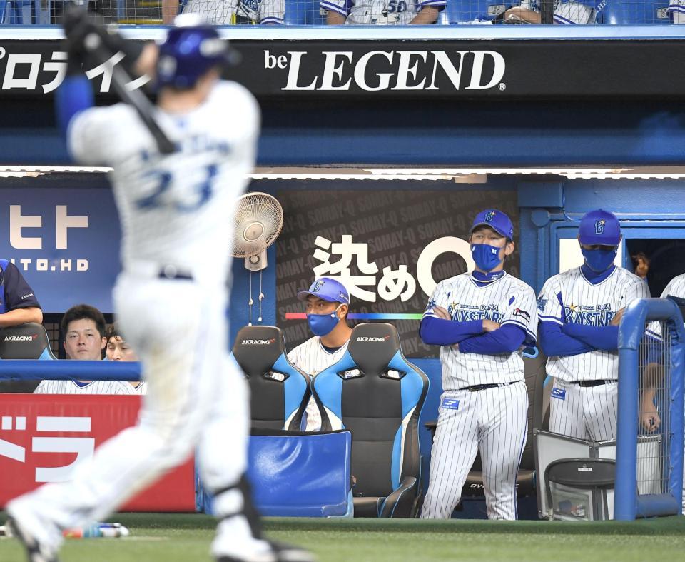 　ベンチで厳しい表情の三浦監督ら（撮影・金田祐二）