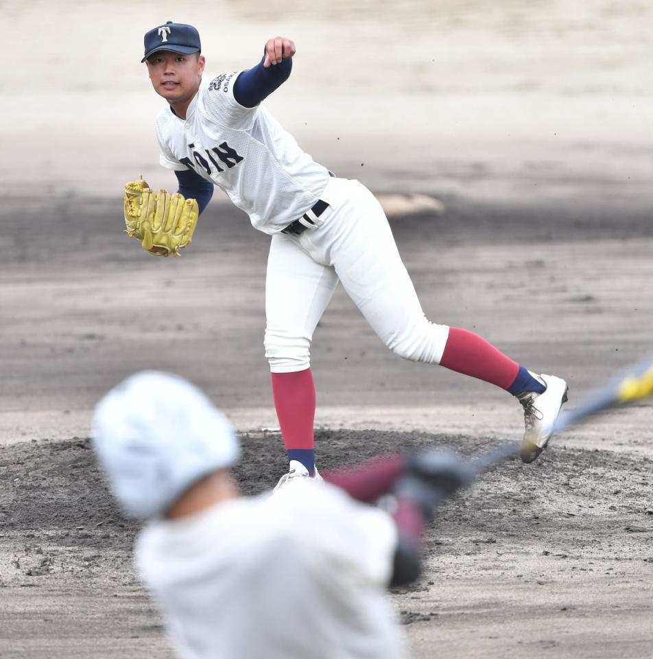 　力投する大阪桐蔭・松浦（撮影・吉澤敬太）