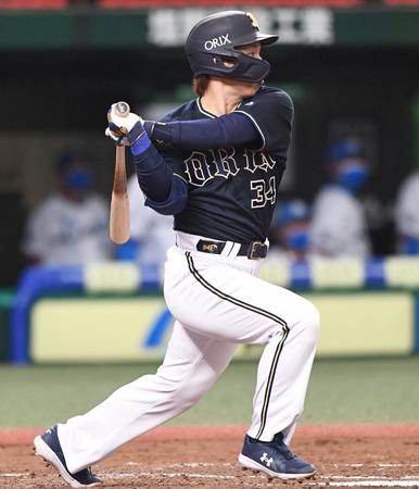 　５回、勝ち越しの左前適時打を放つ吉田正（撮影・園田高夫）