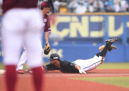 　３回、勝ち越しの左越え２点適時二塁打を放ちヘッドスライディングを見せる福田秀（右）＝撮影・開出牧