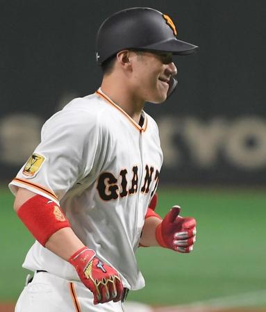 　西武・内海から右越え２ランを放ち笑顔を見せる巨人・炭谷＝６月３日