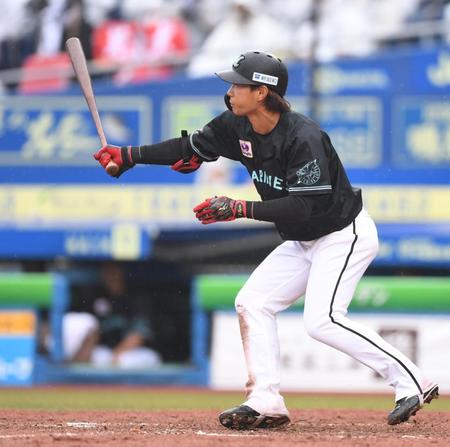 　４回、右前打を放ち猛打賞の藤原（撮影・開出牧）