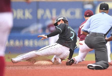 　４回、果敢に二盗する藤原（撮影・開出牧）