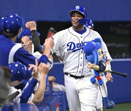 　８回、２ランを放ちベンチで迎えられる中日・ビシエド（共同）