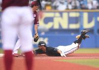 　３回、勝ち越しの左越え２点適時二塁打を放ちヘッドスライディングを見せる福田秀（右）＝撮影・開出牧