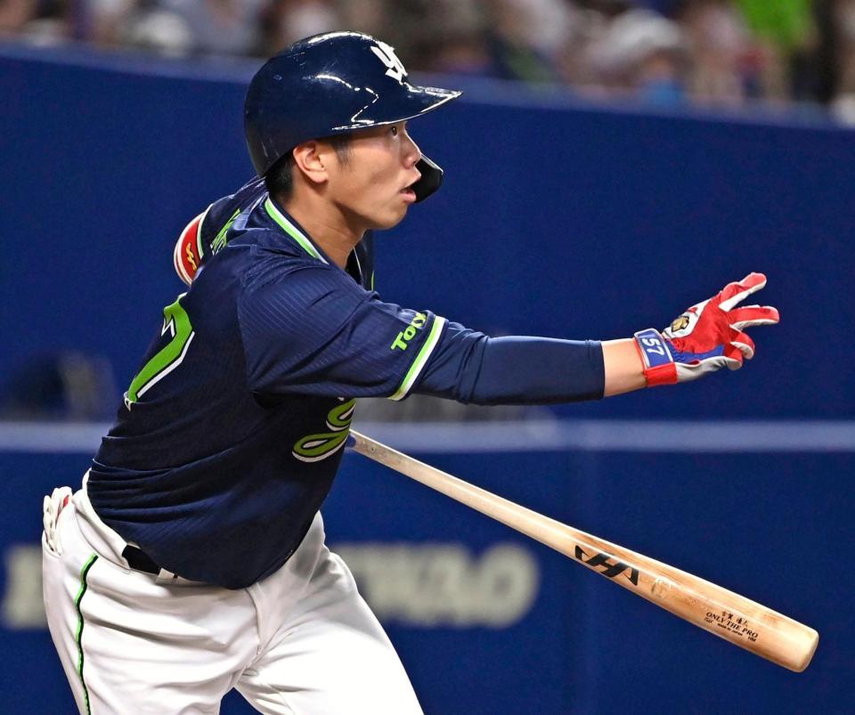 　４回ヤクルト無死満塁、古賀が中前に適時打を放つ＝バンテリンドーム