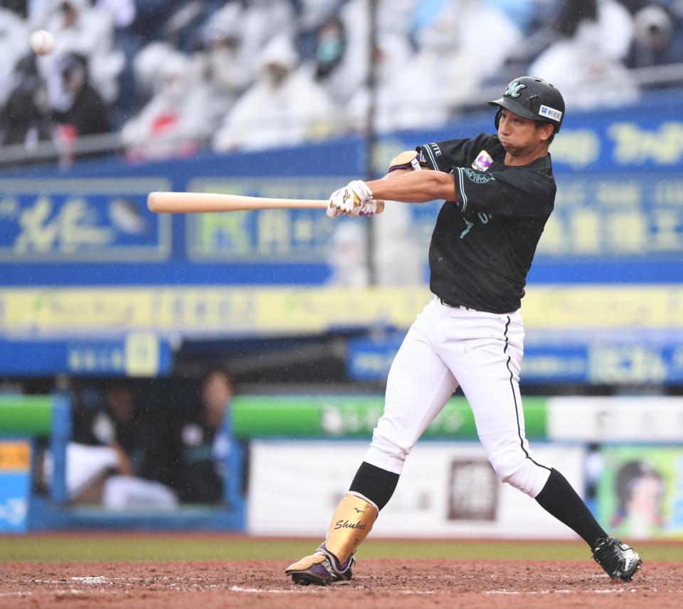 　３回、勝ち越し左越え２点適時二塁打を放つ福田秀（撮影・開出牧）