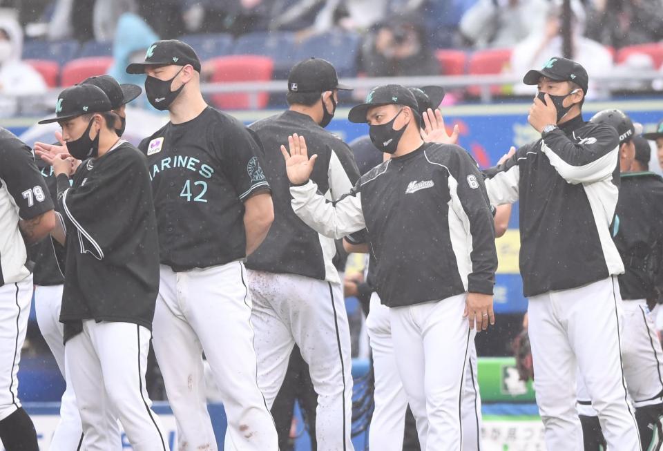 　楽天に連勝しナインとタッチを交わす井口監督（右から２人目）＝撮影・開出牧