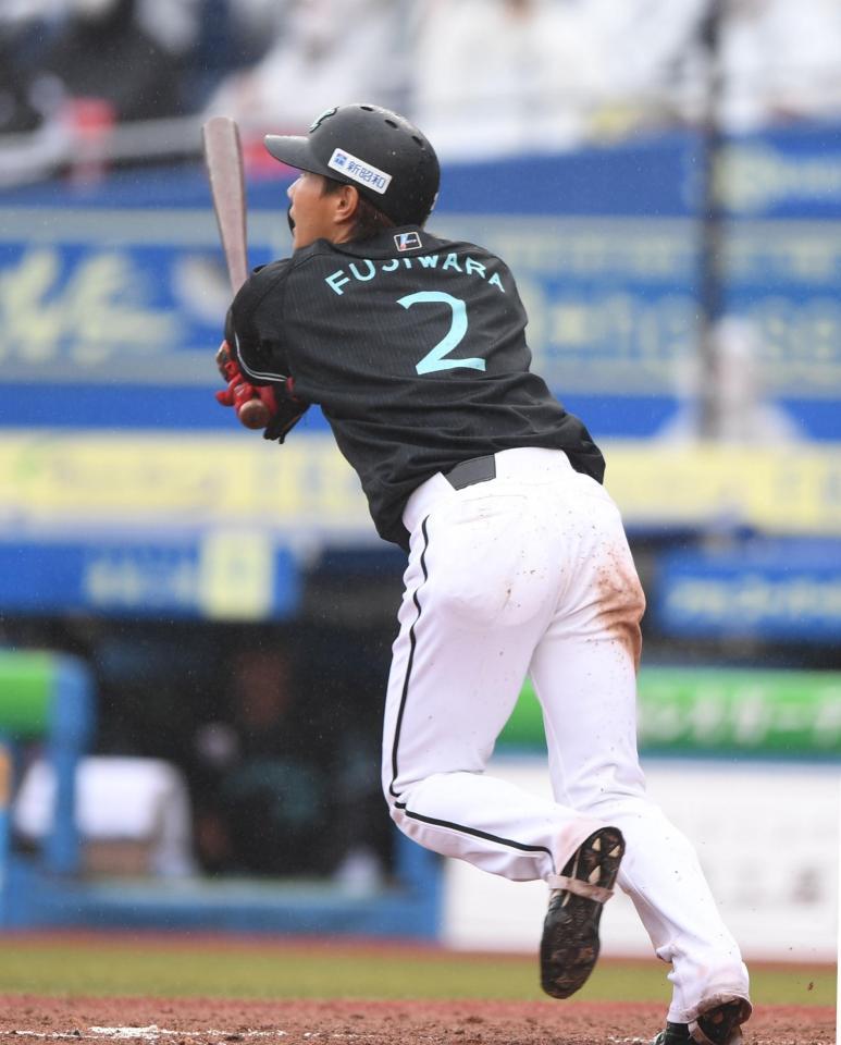 　３回、右越えソロを放つ藤原（撮影・開出牧）