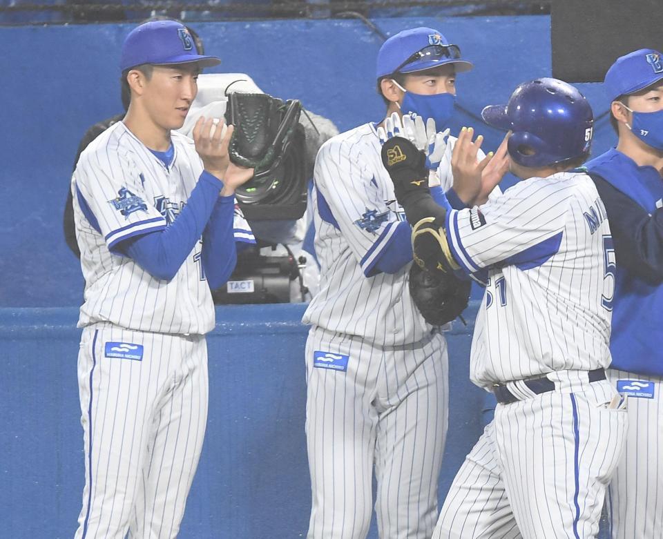 　３回、左越え２ランを放った宮崎を迎える大貫（撮影・金田祐二）