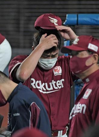 ５連敗で今季初の４位転落に頭を抱える楽天・石井監督＝ＺＯＺＯマリンスタジアム（撮影・三好信也）