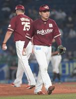 ４回６失点で降板する楽天先発・西口＝ＺＯＺＯマリンスタジアム（撮影・三好信也）