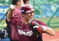 チームに合流し練習する楽天・炭谷＝ＺＯＺＯマリンスタジアム（撮影・三好信也）