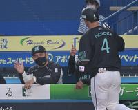 ３回、勝ち越し本塁打を放った藤岡を出迎えるロッテ・井口監督＝ＺＯＺＯマリンスタジアム（撮影・三好信也）
