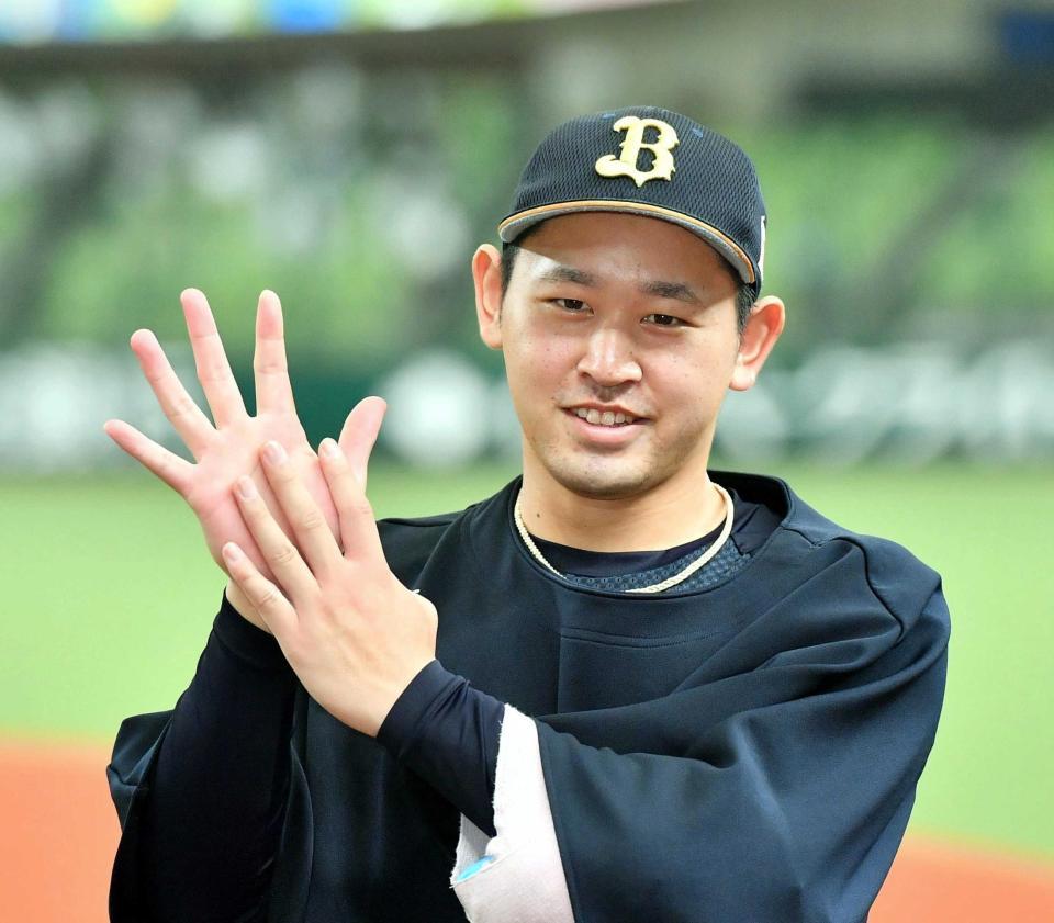 　９勝目を挙げポーズをとる宮城