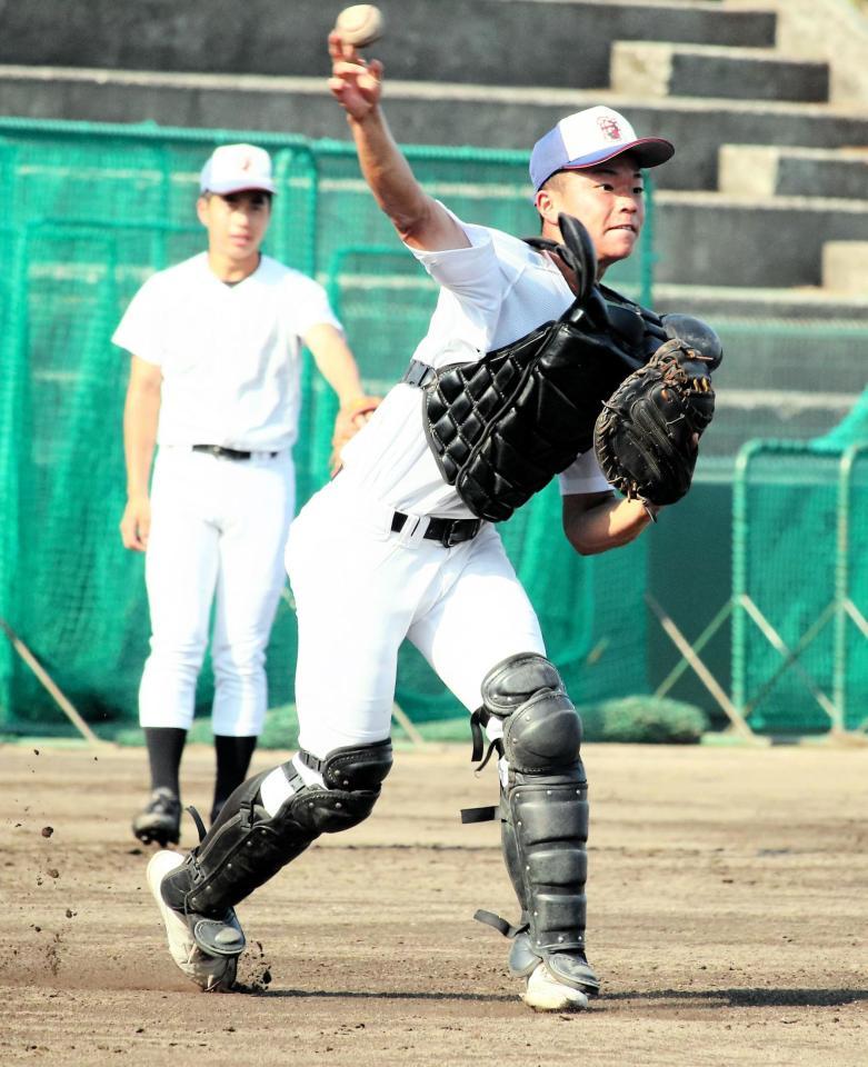 堅守強肩の広陵・蜷川捕手