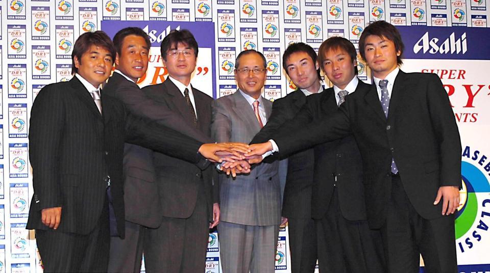 　第１回ＷＢＣで打撃コーチとして王監督（中央）を支えた（左から３人目）＝２００５年12月９日