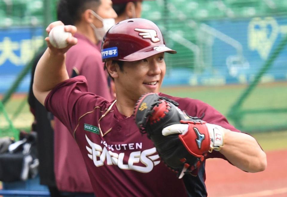 チームに合流し練習する楽天・炭谷＝ＺＯＺＯマリンスタジアム（撮影・三好信也）