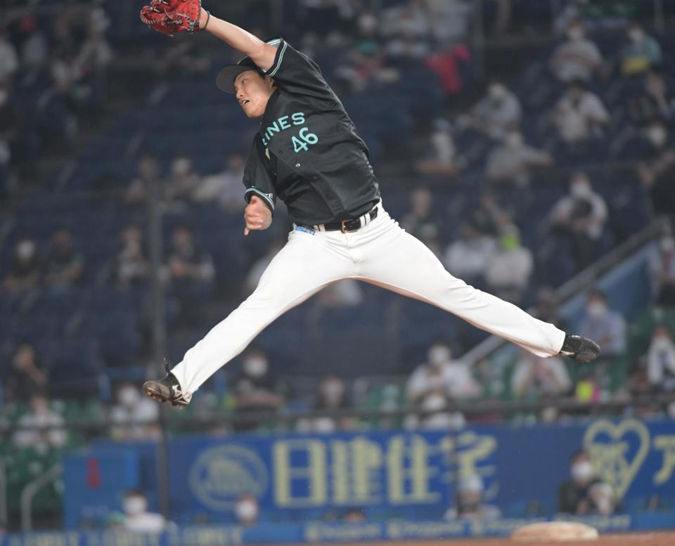 ７回、下水流の打球にジャンプするロッテ先発・岩下＝ＺＯＺＯマリンスタジアム（撮影・三好信也）