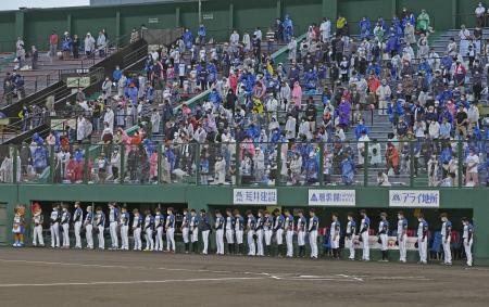 　試合前、元監督の大島康徳さんへ哀悼の意を表し、黙とうする日本ハムナインとスタンドのファン＝旭川