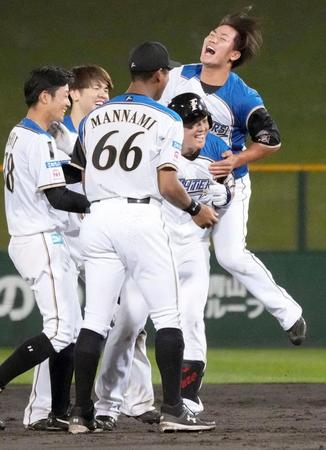 ９回、サヨナラ二塁打を放ち、チームメートの手荒い祝福を受ける日本ハム・高浜（右から２人目）＝旭川