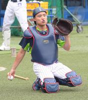 再合流したヤクルト・中村＝神宮（撮影・金田祐二）