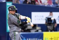 １回、安達は右前に逆転適時打を放つ＝京セラドーム大阪（撮影・山口登）