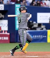 １回、安達は右前に逆転適時打を放つ＝京セラドーム大阪（撮影・山口登）